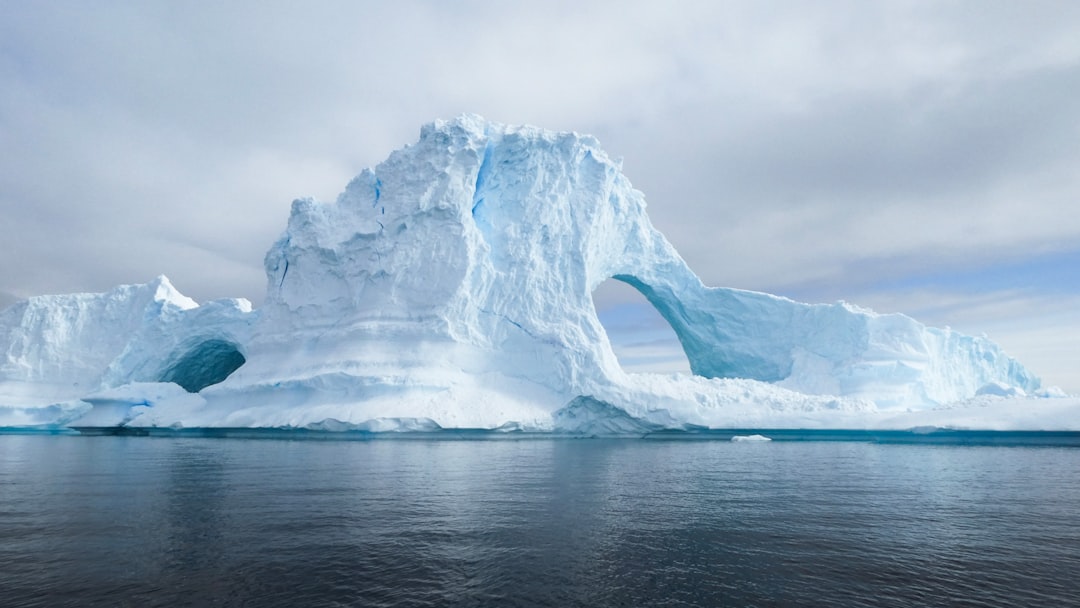 IJsberg met natuurlijke boog in Antarctica