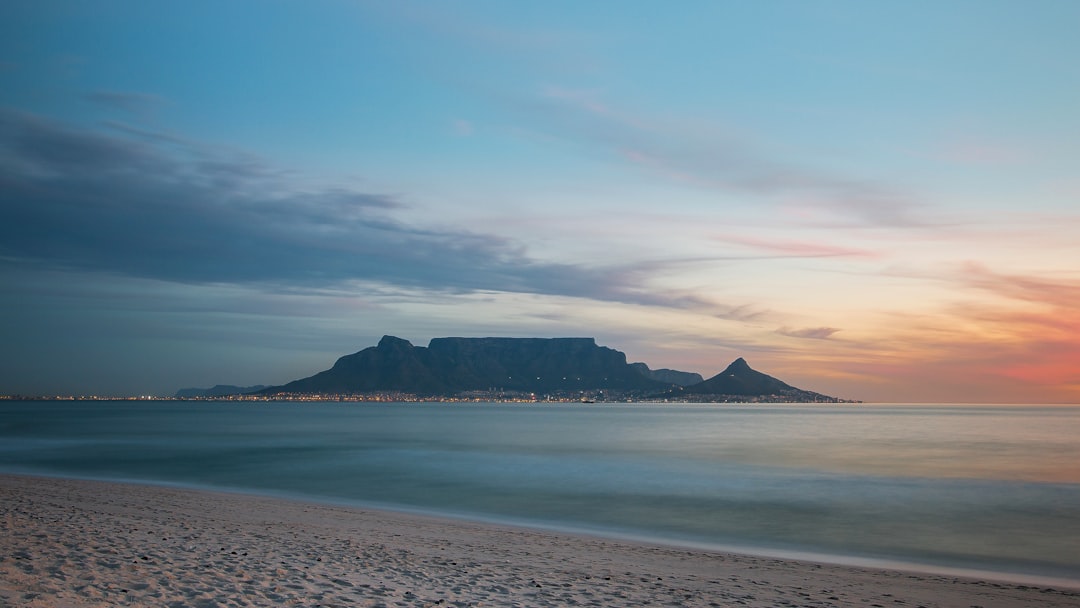 Strand bij zonsondergang in Zuid Afrika